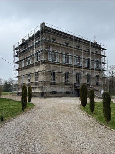 La même demeure sous échafaudage pendant la rénovation de sa façade